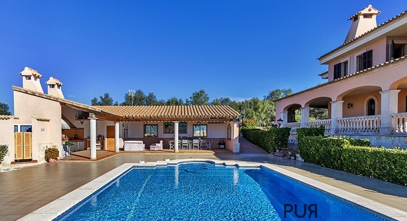 Typical Mallorcan villa with plenty of space and views to the bay.