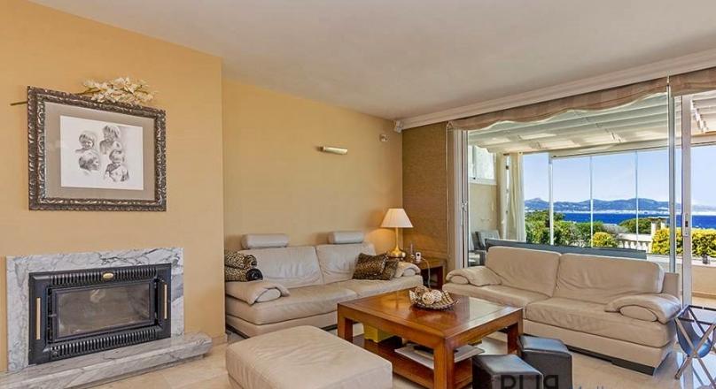 Above the roofs of the bay of Palma. A villa with lots of space, in high quality condition and view.