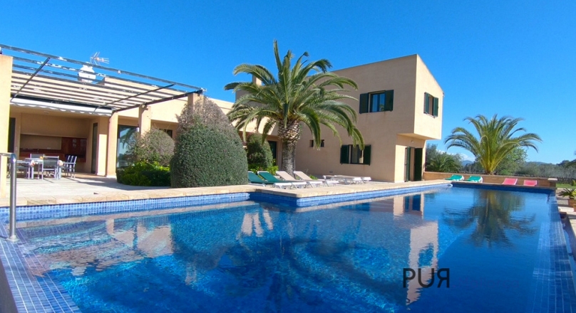 The facts: Modern finca. Infinity pool. Holiday rental license. Airport in 30 minutes.