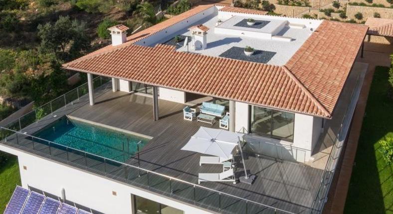 Villa. Close to the golf course. Brand new. Equipment high end.