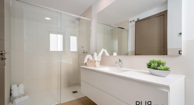 New villas. Very chic. Very high quality. And on foot at the port and on the beach.