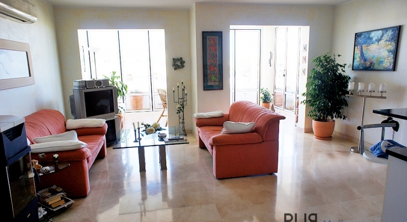 Puig de Ros. Penthouse. With a large roof terrace. And short distances to Palma.