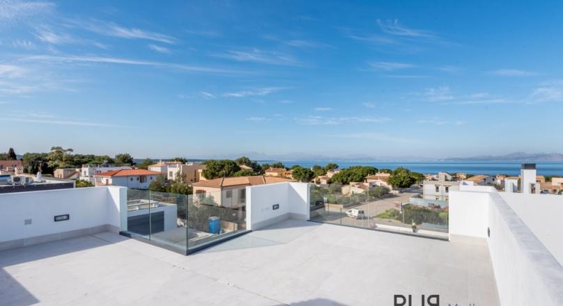 New villas. Very chic. Very high quality. And on foot at the port and on the beach.