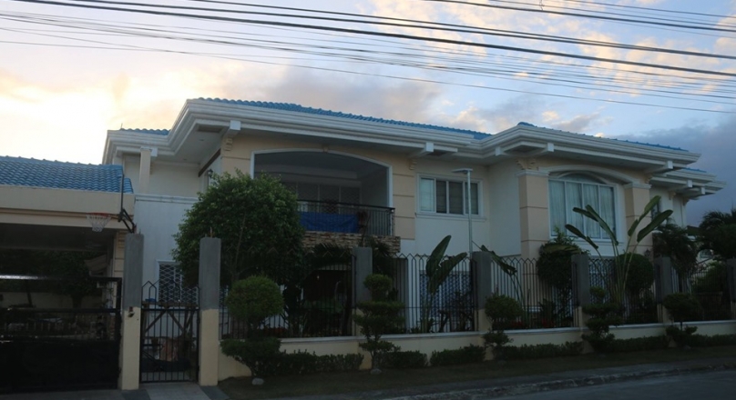Spacious House with pool in Talisay City, Cebu