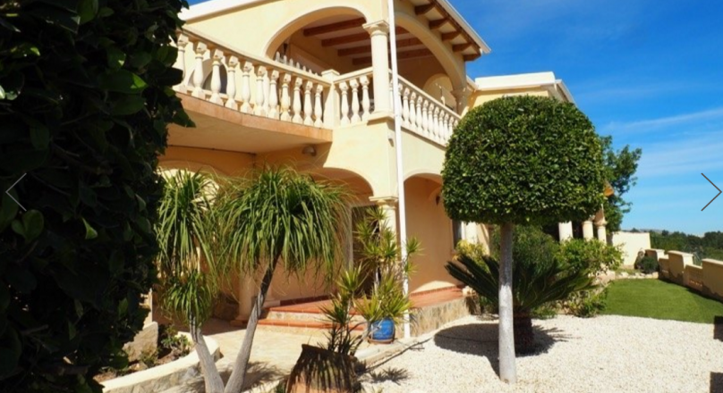 Villa en venta 5 dormitorios con piscina climatizada y vistas al mar y en Moraira