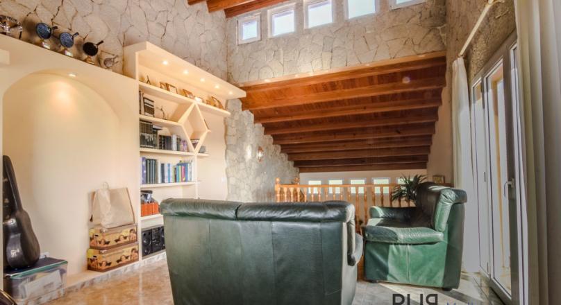 Not just for golfers. 10 minutes from Palma. 2 minutes from the golf course.