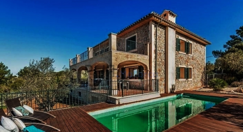 Noble. In the exclusive, prestigious area of Valdemossa. Villa with sea view. And a lot of space.