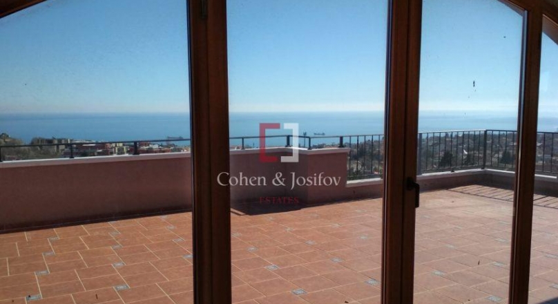 Cohen & Josifov Estates presents to your attention a luxurious three-bedroom apartment