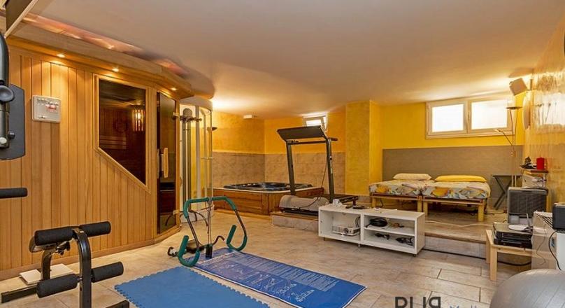 Above the roofs of the bay of Palma. A villa with lots of space, in high quality condition and view.