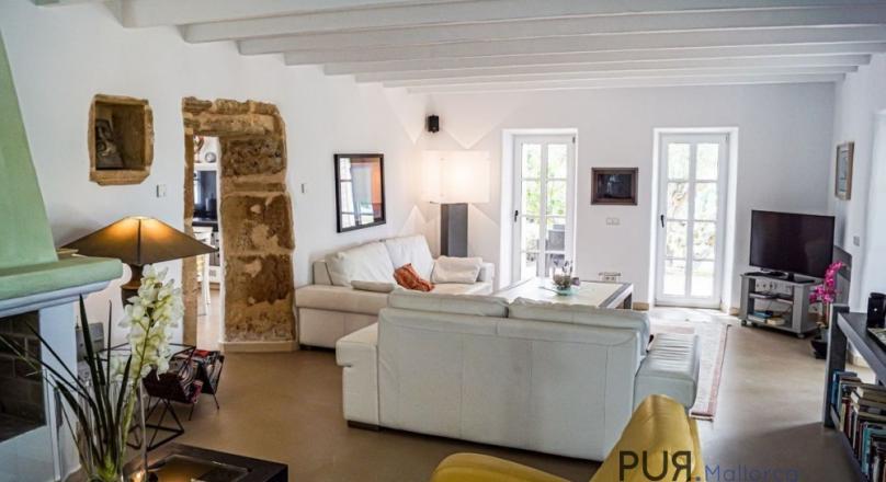 Capdepera. Renovated historic country house. With separate guest house.