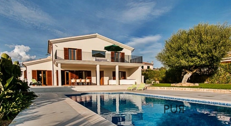 Villa with guest house. View over the capitale and bay. 15 minutes to the city.and to the airport.