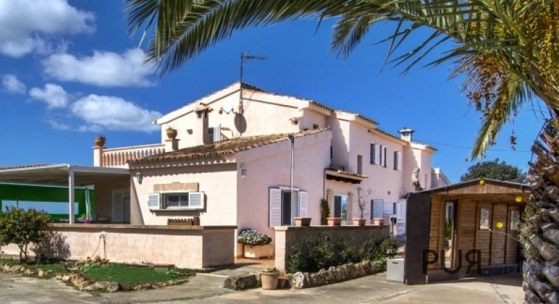 Under 2,000 euros per square meter and a view of the bay of Palma. Villa. 8 bedrooms / 4 bathrooms.