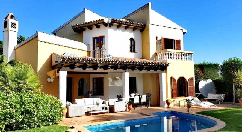 Villa. Private pool. Right on the golf course. Own area. But benefits of a plant use.