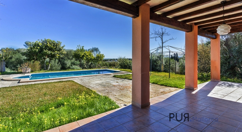 A finca with six bedrooms and vacation rental license. Where is this? In Muro.