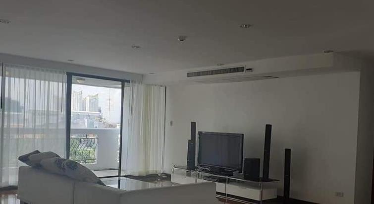 Newly renovated condo for rent at Phrom Phong with big balcony