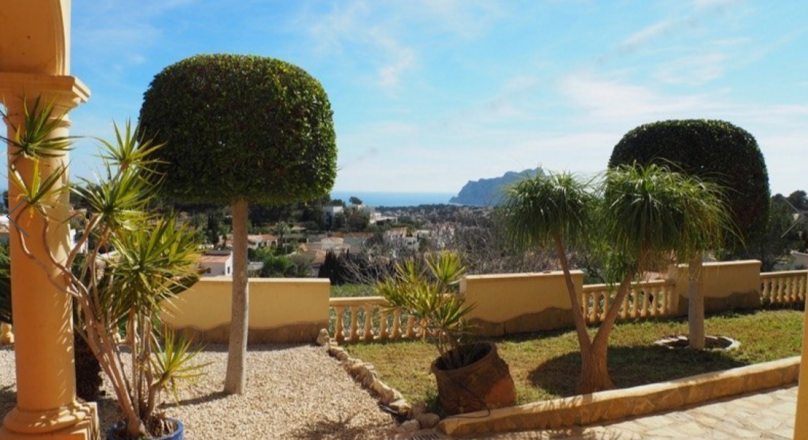 Villa en venta 5 dormitorios con piscina climatizada y vistas al mar y en Moraira