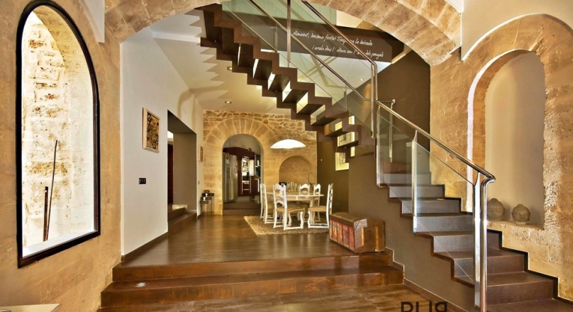 A townhouse. In one of the most beautiful islands cities. Historical shell. Modern interior.