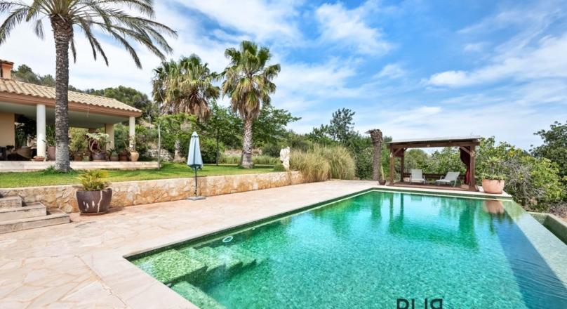 Not just for horse lovers. Arta. Finca. Horse stable. Riding arena. Fenced plot.