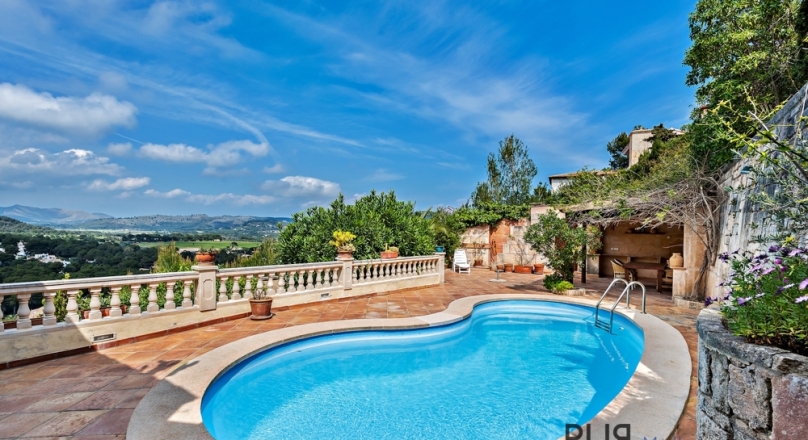 Canyamel. Classic, rural villa. With a view over the bay. And the price. It fits. Very.