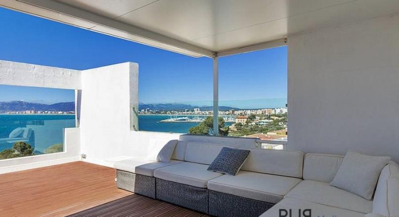 Above the roofs of the bay of Palma. A villa with lots of space, in high quality condition and view.