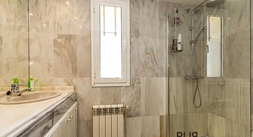 Above the roofs of the bay of Palma. A villa with lots of space, in high quality condition and view.