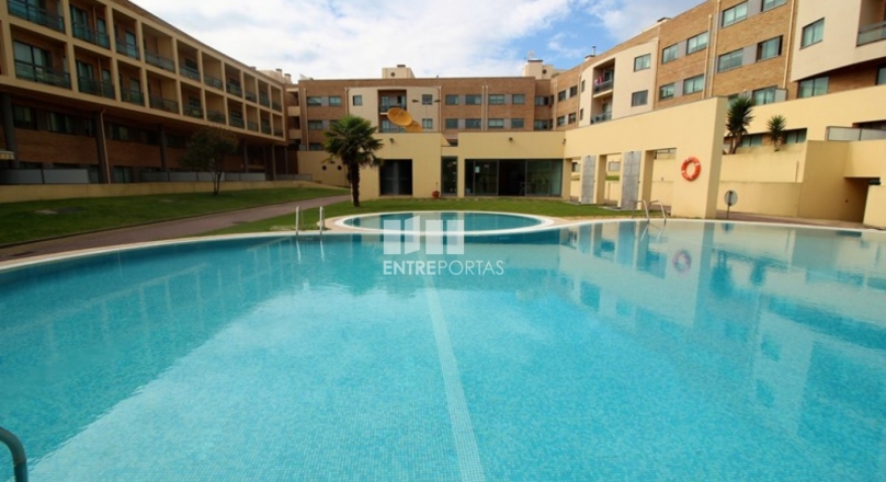 Excellent 2 + 1 bedroom apartment, with terrace, in gated community with pool
