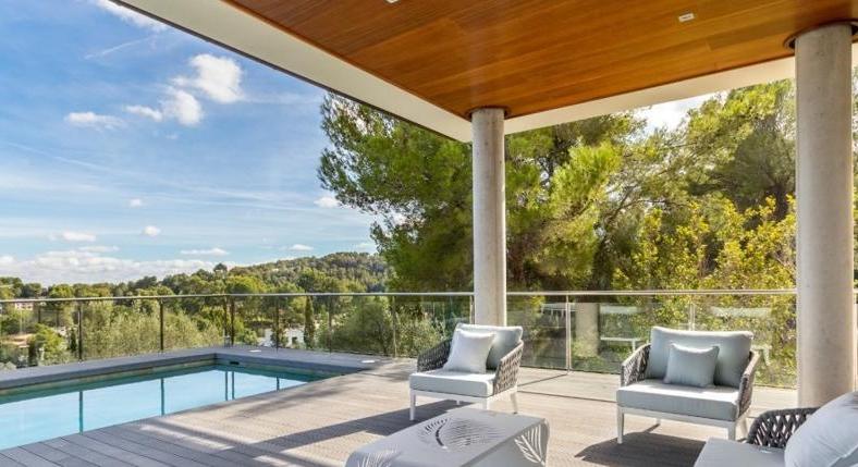 Villa. Close to the golf course. Brand new. Equipment high end.