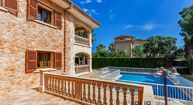 Villa. Holiday rental license. 5 bedrooms, 4 bathrooms, 520 sqm WFl., Euro 950,000, -