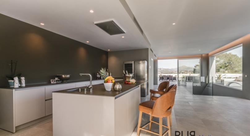 Santa Ponsa. Villa. With a lot of taste. Giant terrace. And ocean views.
