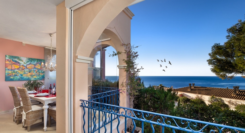 What does a luxury apartment in Santa Ponsa look like? With ocean view. Just like that.