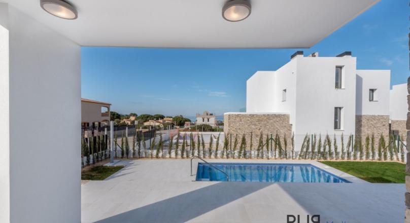 New villas. Very chic. Very high quality. And on foot at the port and on the beach.