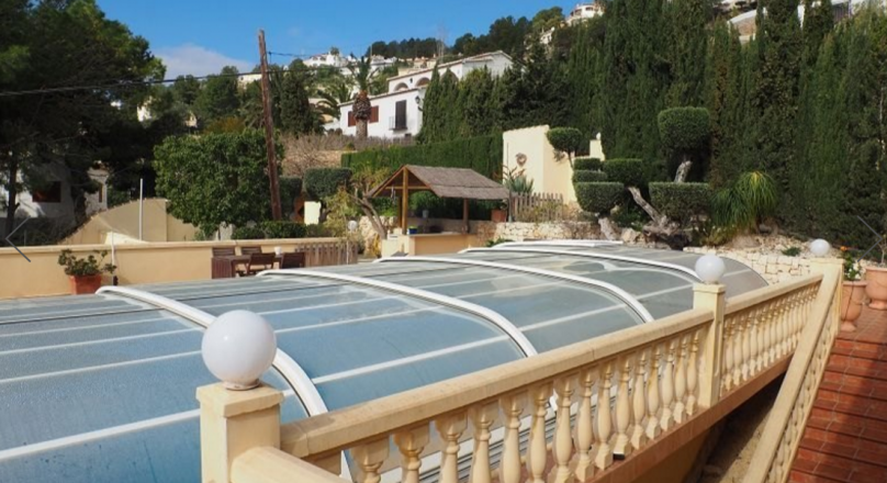 Villa en venta 5 dormitorios con piscina climatizada y vistas al mar y en Moraira