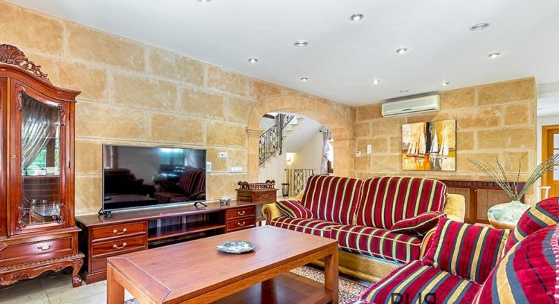 Maioris. 520 sqm living space. 5 bedrooms, 4 bathrooms. Euro 950,000, -.