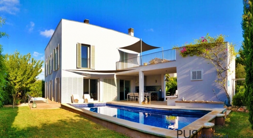 Country Villa. Modern. Near Ses Salines. Panoramic view in the vastness of the landscape. Close to the ocean.