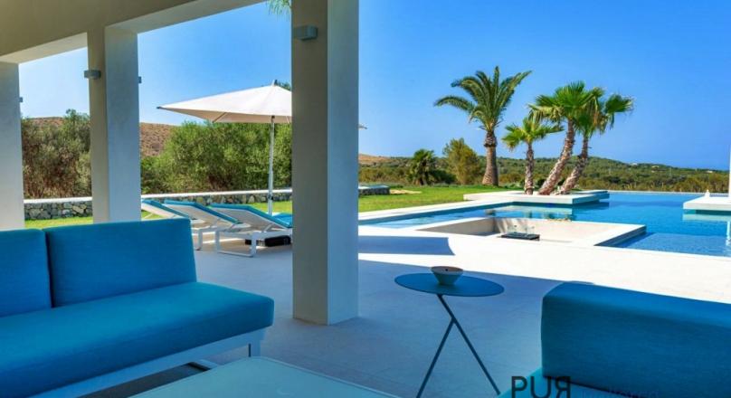 Luxury in the northeast. Finca with lots of space and a lot of sea views.