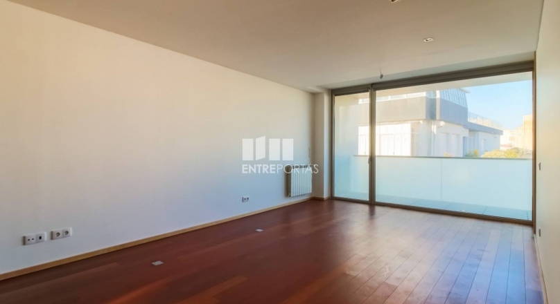 new apartment with 3 BEDROOMS, located on the 2nd line of beach in póvoa de varzim.