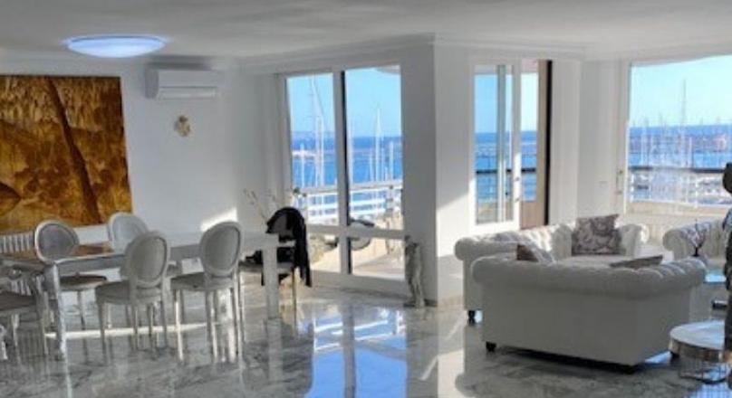Spacious front line apartment on the Paseo Maritimo in Palma
