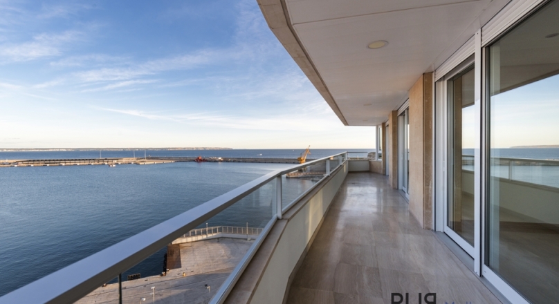 Palma. Paseo Maritimo. Just before Porto Pi. Panoramic view. A big apartment. Luxury.