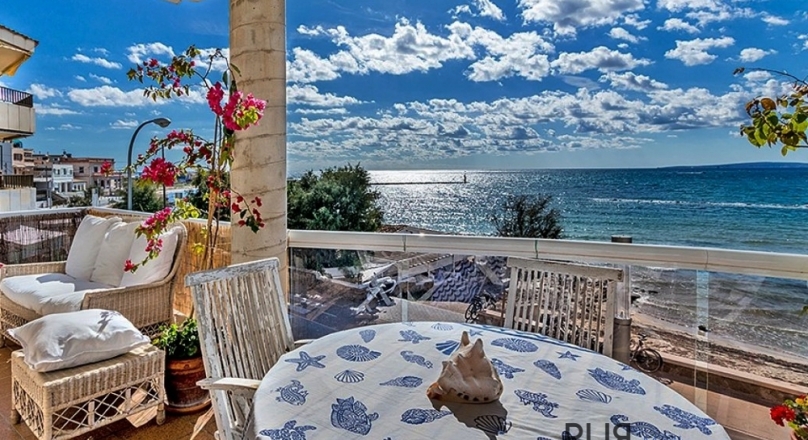 This apartment has a very attractive sea view - terrace.