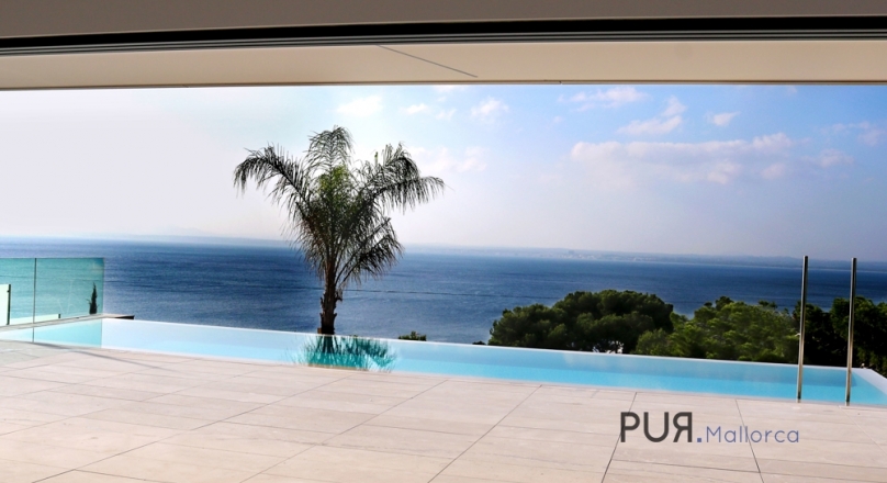 Alcudia. Alcanada. Villa. New building. With an all-round view of the bay.