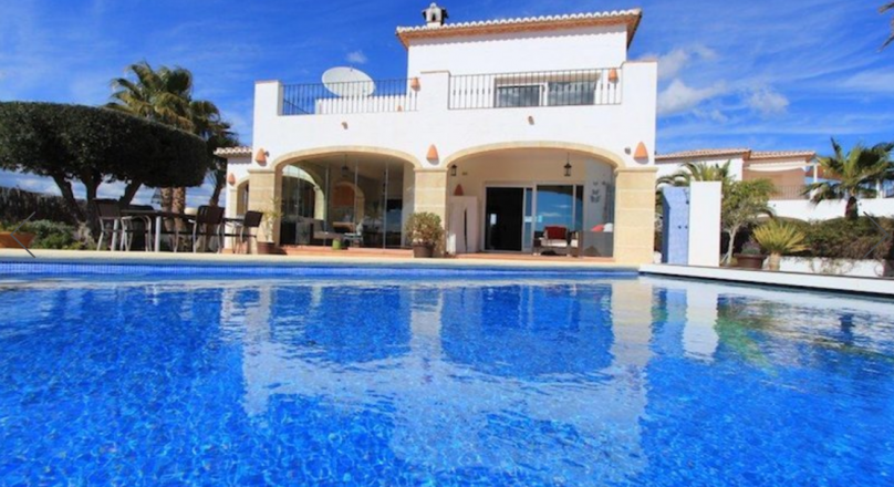 Villa en venta con 6 dormitorios y vistas al mar en Moraira