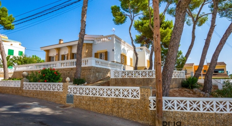 El Arenal. Townhouse. With a large terrace and pool. Something very special.