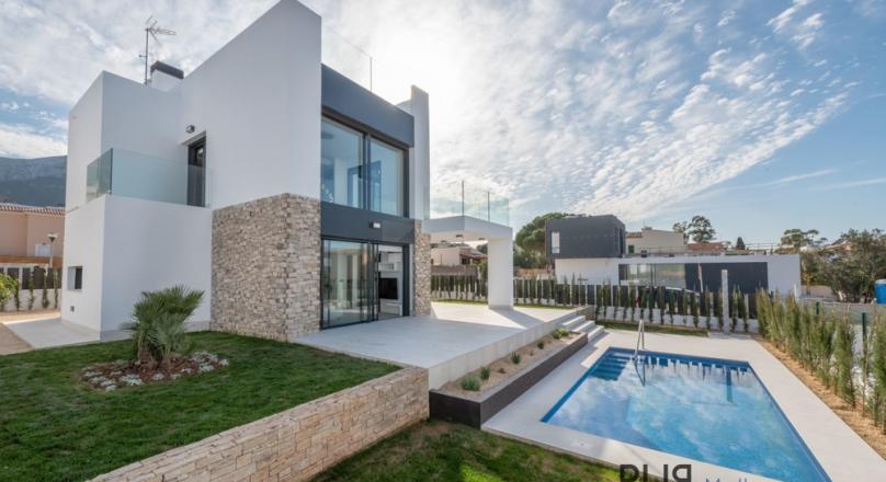 New villas. Very chic. Very high quality. And on foot at the port and on the beach.