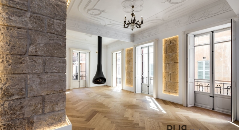 Large apartment. In the middle of the old town. Completely renovated. Top quality finishings.