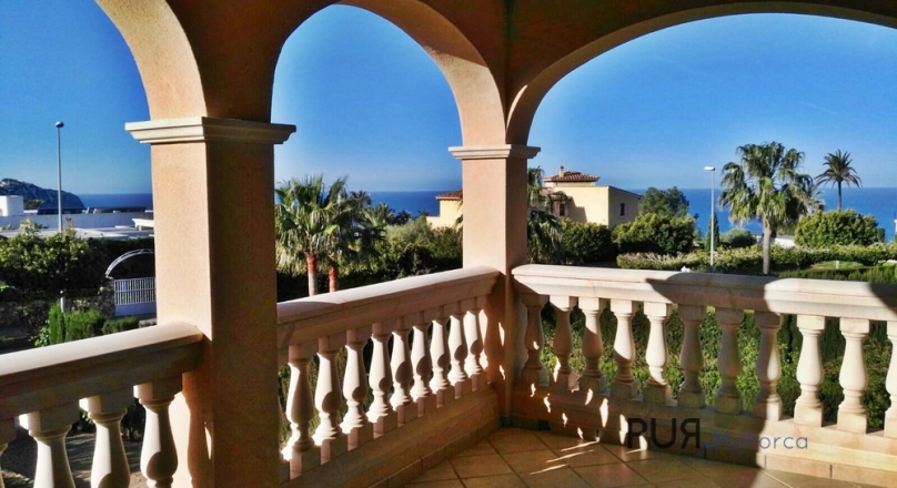 Semi-detached house with views over the bay of Palma. Best location. Fast in Palma and at the airport.