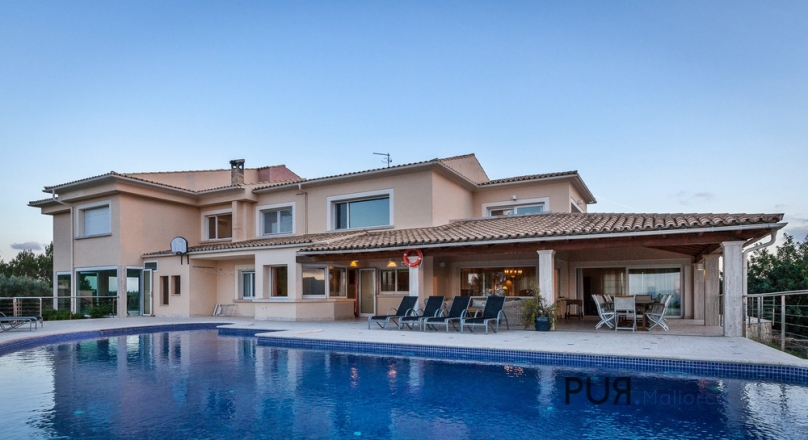 An enclave of calm. Alcudia. Villa. Sea view. Sunsets. And a lot of space.