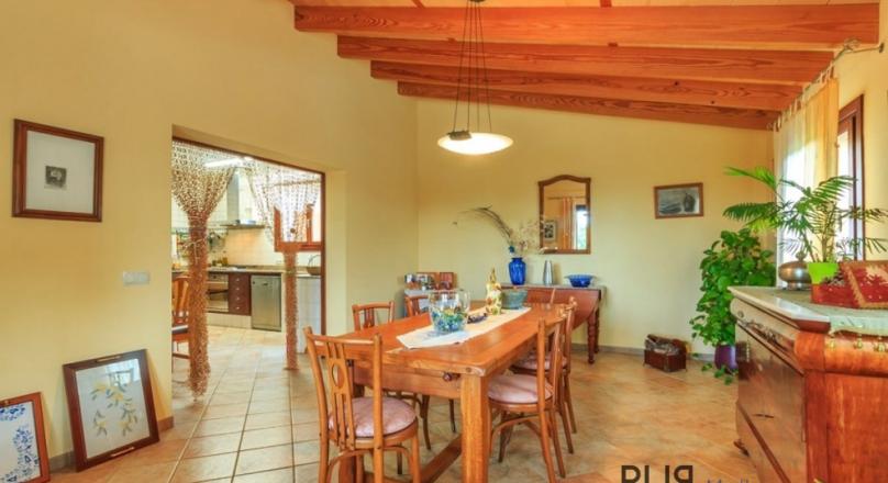 Finca. Llucmayor. Good location. Short ways. Lots of space. And a good price.