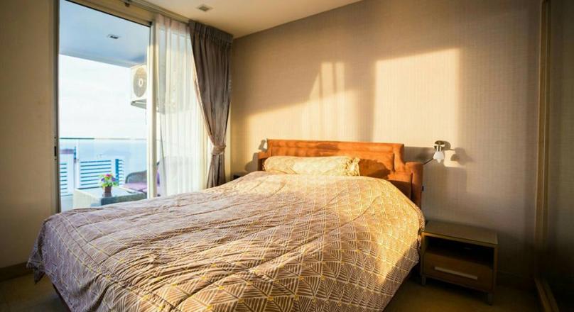 RENT :: The Cliff Condo on Pratamnak Hill.