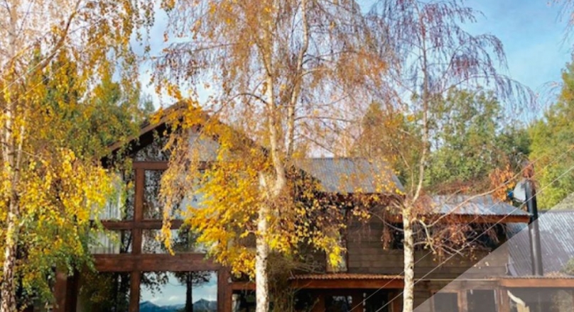 This house is located in the Lomas del Correntoso lot, overlooking Lake Nahuel Huapi