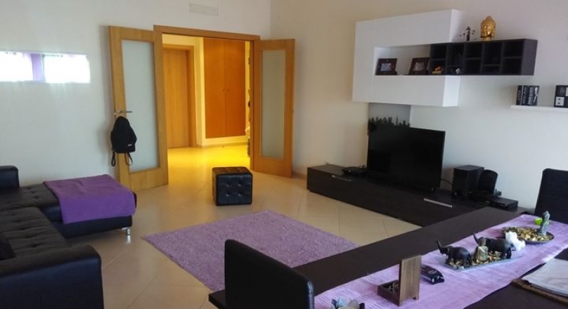 Elegant 3 bedroom apartment as new, located about 5 minutes from downtown Olhão.